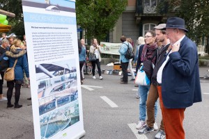 Die Bilder von verschiedenen bereits gebauten Brücken für den Fuss- und Veloverkehr ziehen die Aufmerksamkeit der Besucher des autofreien Sonntags in der Länggasse Bern auf sich.